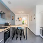 게스트하우스 3 Bedroom House With Terrace Near Lille