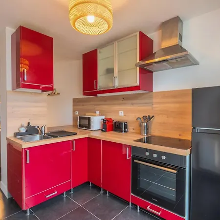 3 Bedroom House With Terrace, Near Lille Гостевой дом Марк-ан-Барёль