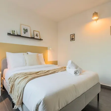3 Bedroom House With Terrace, Near Lille Гостевой дом Марк-ан-Барёль