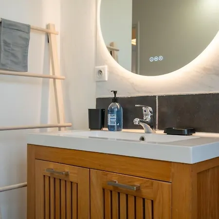 3 Bedroom House With Terrace, Near Lille Гостевой дом Марк-ан-Барёль