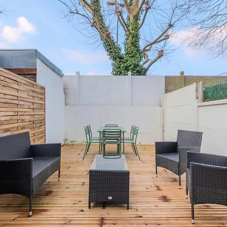3 Bedroom House With Terrace, Near Lille Гостевой дом Марк-ан-Барёль